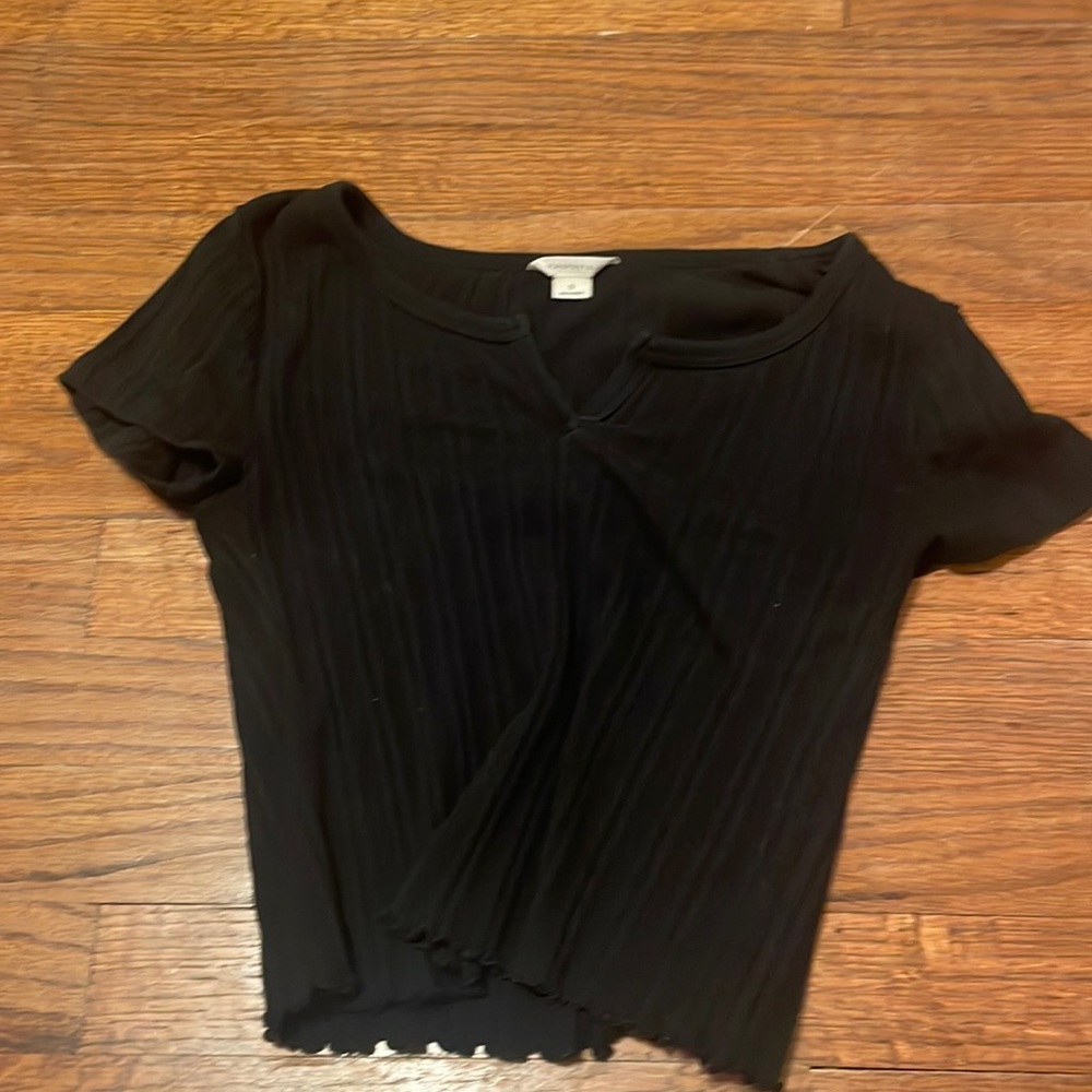 Aeropostale size small. Barely worn. Black v neck top.